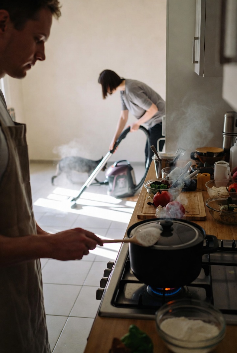 為什麼空污日關窗仍然 PM 高：不是外面進來，是「室內源＋沉積再起」在加分