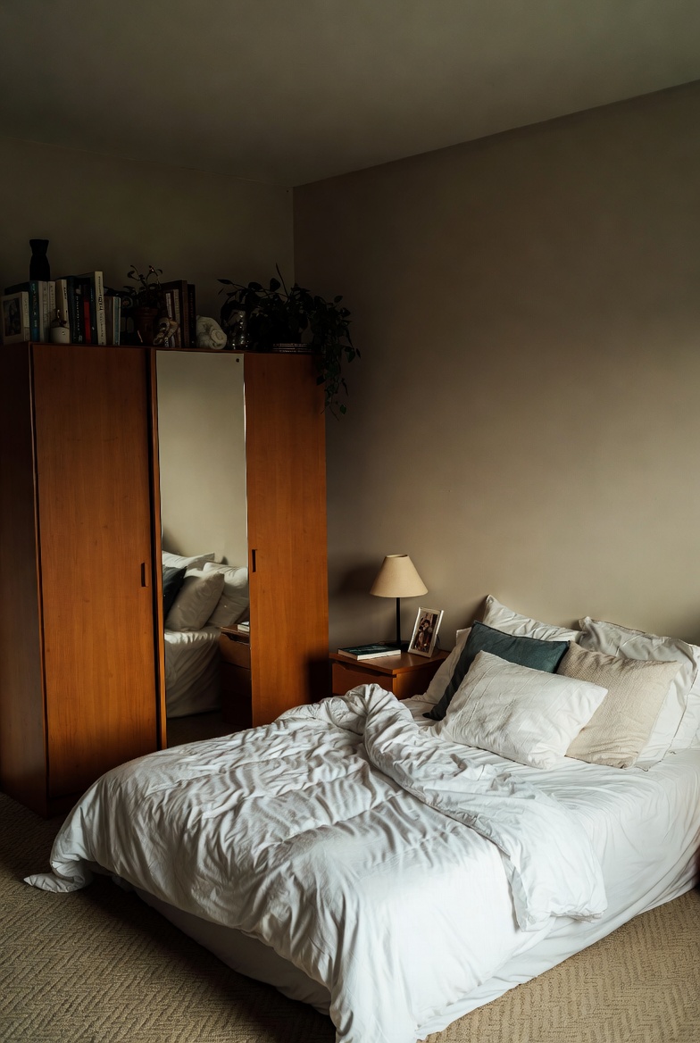 無窗房除濕擺錯：濕氣在角落“封存”（你越開越不乾）